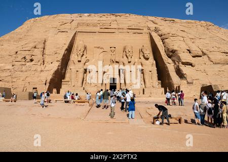 Turisti al tempio di Ramsete II e della sua regina Nefertari ad Abu Simbel, Assuan, Egitto Foto Stock