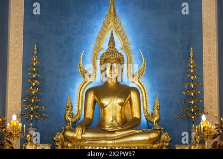 Statua del Buddha d'oro, Bhumispara-mudra, Buddha Gautama al momento dell'Illuminismo, nel Tempio di marmo, Wat Benchamabophit, Bangkok, Thailandia, AS Foto Stock