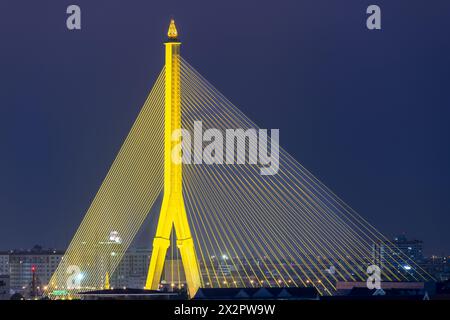 Il ponte illuminato Rama VIII sul Mae Nam Chao Praya, Bangkok, Thailandia, Asia Foto Stock