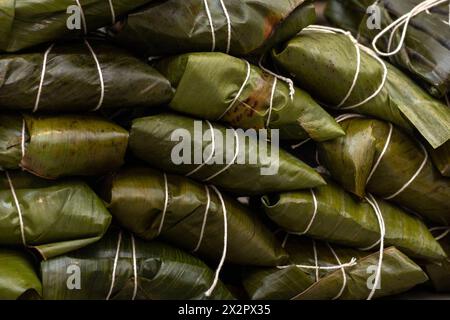 Hallaca o tamale avvolta in foglia di banana. Cibo tradizionale Foto Stock