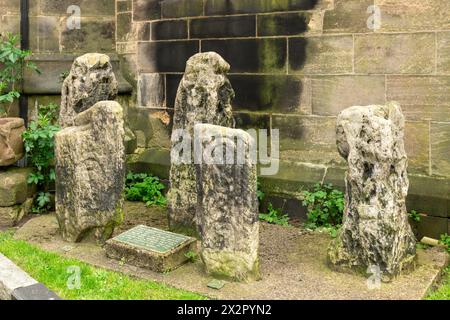 Resti di pozzi incrociati anglosassoni e pietre tombali. St Chiesa di Maria, Sandbach. Foto Stock