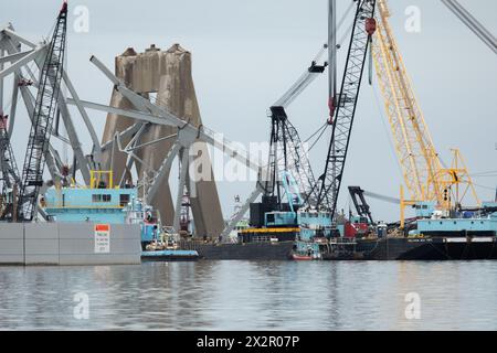 Dundalk, Stati Uniti d'America. 20 aprile 2024. Dundalk, Stati Uniti d'America. 20 aprile 2024. I soccorritori rimuovono il relitto del Francis Scott Key Bridge crollato per ripristinare l'operazione al porto di Baltimora passando attraverso il canale di Fort McHenry, il 21 aprile 2024, vicino a Dundalk, Maryland. Il ponte è stato colpito dalla nave container MV Dali da 984 piedi il 26 marzo e crollò uccidendo sei lavoratori. Crediti: Christopher Rosario/U.S. Army/Alamy Live News Foto Stock