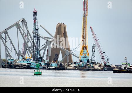 Dundalk, Stati Uniti d'America. 20 aprile 2024. Dundalk, Stati Uniti d'America. 20 aprile 2024. Le chiatte di salvataggio rimuovono il relitto del Francis Scott Key Bridge crollato per ripristinare l'operazione al porto di Baltimora passando attraverso il canale di Fort McHenry, il 21 aprile 2024, vicino a Dundalk, Maryland. Il ponte è stato colpito dalla nave container MV Dali da 984 piedi il 26 marzo e crollò uccidendo sei lavoratori. Crediti: Christopher Rosario/U.S. Army/Alamy Live News Foto Stock