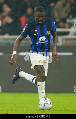 Inter's Marcus Thuram in azione durante la partita di calcio di serie A tra Milan e Inter allo stadio San Siro, Italia settentrionale - lunedì 22 aprile 2024. Sport - calcio . (Foto di Spada/LaPresse) credito: LaPresse/Alamy Live News Foto Stock