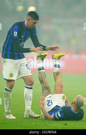 Alessandro bastoni e Federico Dimarco dell'Inter durante la partita di calcio di serie A tra Milan e Inter allo stadio San Siro, Italia settentrionale - lunedì 22 aprile 2024. Sport - calcio . (Foto di Spada/LaPresse) credito: LaPresse/Alamy Live News Foto Stock