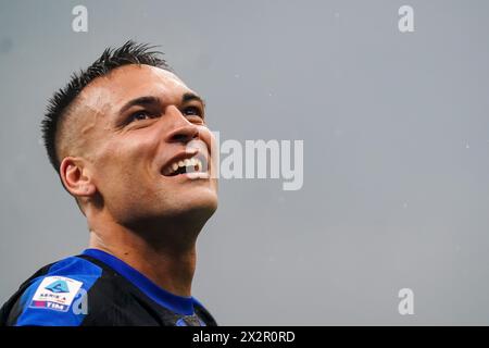 Milano, Italia. 22 aprile 2024. Inter Lautaro Martinez festeggia la vittoria dello Scudetto dopo la partita di calcio di serie A tra Milan e Inter allo stadio San Siro, Italia settentrionale - lunedì 22 aprile 2024. Sport - calcio . (Foto di Spada/LaPresse) credito: LaPresse/Alamy Live News Foto Stock