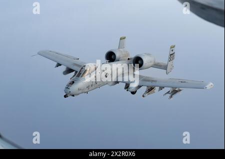 Un A-10 Thunderbolt II della U.S. Air Force assegnato al 25th Fighter Squadron, Osan Air base, Repubblica di Corea, parte dopo aver ricevuto carburante da un americano Foto Stock