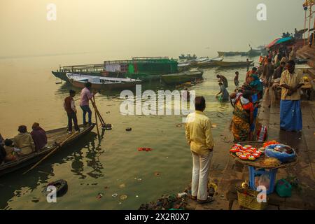 Pellegrini sul fiume Gange in una mattinata nebbiosa a Varanasi, India Foto Stock