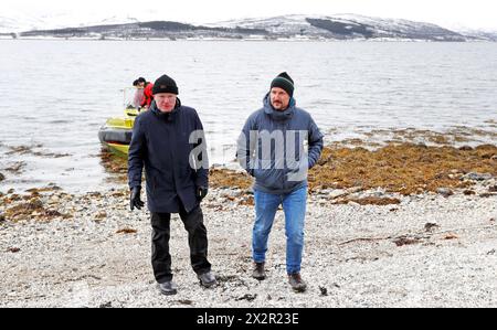 Nel 20240423 il principe ereditario visita i guardiani delle alghe marine e i loro volontari si tuffano a nord di Tromsøya Tromsø. Qui, insieme all'assistente amministratore di stato Baard M. Pedersen. Foto: Rune Stoltz Bertinussen / NTB Foto Stock