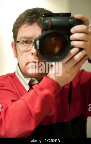 Selfie / Autoritratto Guido Koppes Autoritratto Guido Koppes con Nikon camera alla Photo Academy. Rotterdam, Paesi Bassi. MRYES Rotterdam FotoAcademie Zud-Holland Nederland Copyright: XGuidoxKoppesxPhotox Foto Stock