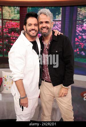 DORAL, FL-23 APRILE: Manny Cruz e Daniel Santa Cruz sono visti durante lo show mattutino dell'Univision "Despierta America" il 23 aprile 2024 a Doral, Florida. (Foto di Alberto E. Tamargo/Sipa USA) Foto Stock