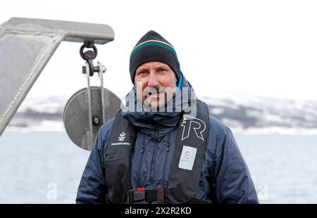 Tromsø 20240423.il principe ereditario visita i guardiani di alghe marine e le loro immersioni volontarie a nord di Tromsøya. Sono a bordo della direzione della nave da pesca Rind. Foto: Rune Stoltz Bertinussen / NTB non definita Foto Stock