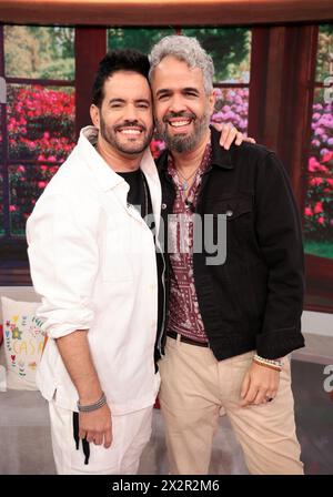 DORAL, FL-23 APRILE: Manny Cruz e Daniel Santa Cruz sono visti durante lo show mattutino dell'Univision "Despierta America" il 23 aprile 2024 a Doral, Florida. (Foto di Alberto E. Tamargo/Sipa USA) Foto Stock