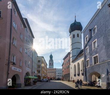 Rosenheim: via Heilig-Geist-Straße, chiesa Heilig-Geist-Kirche, chiesa St Nikolaus a Oberbayern, Chiemsee Alpenland, alta Baviera, Bayern, Baviera Foto Stock