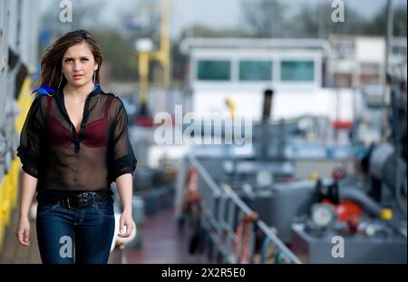 Ritratto giovane adulto immigrato Ritratto giovane adulto, immigrato afgano di seconda generazione nei Paesi Bassi, che lavora nel porto di Rotterdam. Rotterdam, Paesi Bassi. MRYES Rotterdam Merwehaven Zuid-Holland Nederland Copyright: XGuidoxKoppesxPhotox Foto Stock