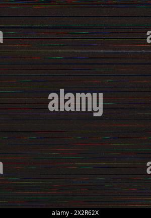 Sfondo glitch. Artefatti digitali. tv analogica nera monitor computer rumore nastro vhs vcr danneggiato verde blu rosso linea retro astratta. Foto Stock