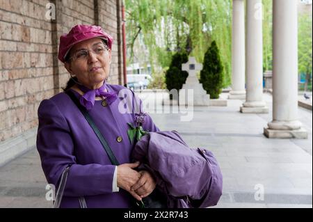 Donna adulta matura in visita alla Chiesa Una donna ortodossa - cristiana in visita alla Chiesa di Svetja Nedelya per la preghiera e il sostegno religioso. Sofia, Bulgaria, Sofia Blvd. Knyaginya Maria Luiza Sofia Oblast Bulgaria Copyright: XGuidoxKoppesxPhotox Foto Stock