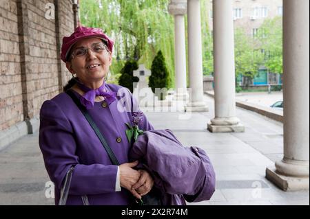 Donna adulta matura in visita alla Chiesa Una donna ortodossa - cristiana in visita alla Chiesa di Svetja Nedelya per la preghiera e il sostegno religioso. Sofia, Bulgaria, Sofia Blvd. Knyaginya Maria Luiza Sofia Oblast Bulgaria Copyright: XGuidoxKoppesxPhotox Foto Stock