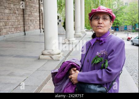 Donna adulta matura in visita alla Chiesa Una donna ortodossa - cristiana in visita alla Chiesa di Svetja Nedelya per la preghiera e il sostegno religioso. Sofia, Bulgaria, Sofia Blvd. Knyaginya Maria Luiza Sofia Oblast Bulgaria Copyright: XGuidoxKoppesxPhotox Foto Stock