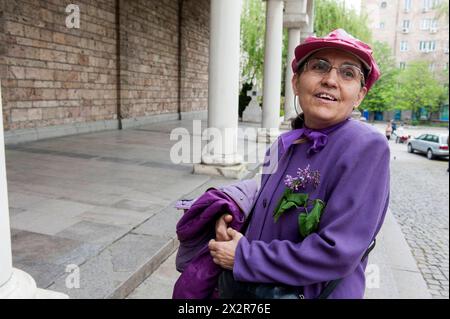 Donna adulta matura in visita alla Chiesa Una donna ortodossa - cristiana in visita alla Chiesa di Svetja Nedelya per la preghiera e il sostegno religioso. Sofia, Bulgaria, Sofia Blvd. Knyaginya Maria Luiza Sofia Oblast Bulgaria Copyright: XGuidoxKoppesxPhotox Foto Stock