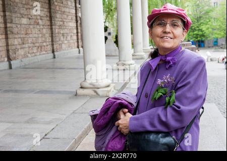 Donna adulta matura in visita alla Chiesa Una donna ortodossa - cristiana in visita alla Chiesa di Svetja Nedelya per la preghiera e il sostegno religioso. Sofia, Bulgaria, Sofia Blvd. Knyaginya Maria Luiza Sofia Oblast Bulgaria Copyright: XGuidoxKoppesxPhotox Foto Stock