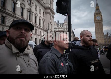 Londra, Regno Unito. 23 aprile 2024. L'attivista controverso Tommy Robinson esce da Whitehall dopo aver tenuto un discorso ai sostenitori. Robinson è stato arrestato in una marcia contro l'antisemitismo dopo che gli organizzatori hanno detto che non sarebbe stato il benvenuto. Un alto ufficiale di polizia che ha firmato l'ordine di dispersione aveva precedentemente detto alla Corte dei magistrati di Westminster che aveva usato la data sbagliata. Martedì, il giudice distrettuale Daniel Sternberg ha stabilito che non c'era nessun caso a cui rispondere. Crediti: Guy Corbishley/Alamy Live News Foto Stock