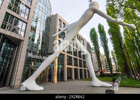 München, Monaco di Baviera: Scultura Walking Man di Jonathan Borofsky di fronte a un edificio della Münchener Rückversicherungs-Gesellschaft Aktiengesellschaft in M Foto Stock