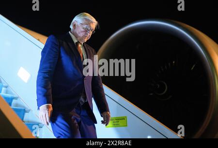 Ankara, Turchia. 23 aprile 2024. Il presidente tedesco Frank-Walter Steinmeier arriva all'aeroporto di Esenboga ad Ankara. Il presidente federale Steinmeier è in visita ufficiale di tre giorni in Turchia. L'occasione del viaggio è il 100° anniversario dell'instaurazione di relazioni diplomatiche tra Germania e Turchia. Crediti: Bernd von Jutrczenka/dpa/Alamy Live News Foto Stock