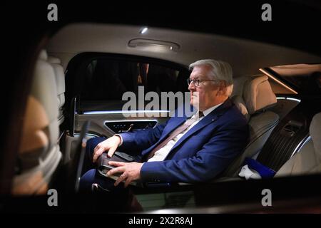 Ankara, Turchia. 23 aprile 2024. Il presidente tedesco Frank-Walter Steinmeier siede su una limousine dopo l'atterraggio all'aeroporto Esenboga di Ankara. Il presidente federale Steinmeier è in visita ufficiale di tre giorni in Turchia. L'occasione del viaggio è il 100° anniversario dell'instaurazione di relazioni diplomatiche tra Germania e Turchia. Crediti: Bernd von Jutrczenka/dpa/Alamy Live News Foto Stock