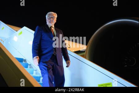 Ankara, Turchia. 23 aprile 2024. Il presidente tedesco Frank-Walter Steinmeier arriva all'aeroporto di Esenboga ad Ankara. Il presidente federale Steinmeier è in visita ufficiale di tre giorni in Turchia. L'occasione del viaggio è il 100° anniversario dell'instaurazione di relazioni diplomatiche tra Germania e Turchia. Crediti: Bernd von Jutrczenka/dpa/Alamy Live News Foto Stock