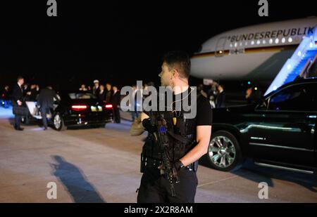 Ankara, Turchia. 23 aprile 2024. Un membro di un'unità speciale della polizia turca si trova all'aeroporto di Esenboga ad Ankara dopo l'atterraggio del presidente tedesco Steinmeier. Il presidente federale Steinmeier è in visita ufficiale di tre giorni in Turchia. L'occasione del viaggio è il 100° anniversario dell'instaurazione di relazioni diplomatiche tra Germania e Turchia. Crediti: Bernd von Jutrczenka/dpa/Alamy Live News Foto Stock