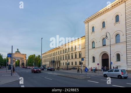 München, Monaco di Baviera: Siegestor (porta della Vittoria), edificio dell'università Ludwig-Maximilians-Universität a Ludwigstraße, Oberbayern, alta Baviera, Bayern, Foto Stock