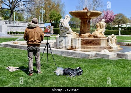 Pittore che dipinge la scultura "Fountain of the Waters" di Chester Beach a Cleveland, Ohio Foto Stock