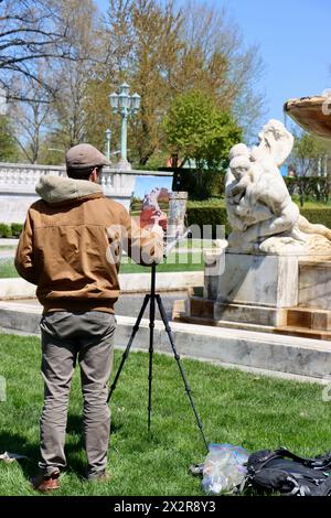 Pittore che dipinge la scultura "Fountain of the Waters" di Chester Beach a Cleveland, Ohio Foto Stock