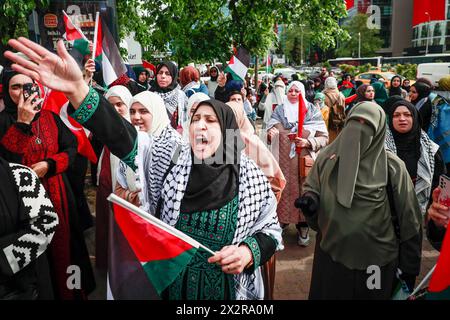 Istanbul, Turchia. 23 aprile 2024. Una donna palestinese canta slogan davanti all'ambasciata israeliana a Istanbul chiedendo la fine della guerra e l'uccisione dei bambini di Gaza in occasione della giornata dei bambini in Turchia. Il 23 aprile viene celebrata in Turchia la sovranità nazionale e la giornata dei bambini, sottolineando l'importanza dei bambini e dei loro diritti nel paese. Credito: SOPA Images Limited/Alamy Live News Foto Stock