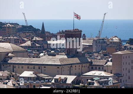 Genova, Italia - marzo 29 2019: Veduta aerea del Palazzo Ducale, la bandiera di Genova sventolando sulla sommità della Torre Grimaldina (Ital Foto Stock