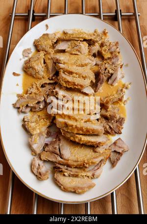 Il cibo italiano, fette di filetto di maiale cucinato con il latte Foto Stock