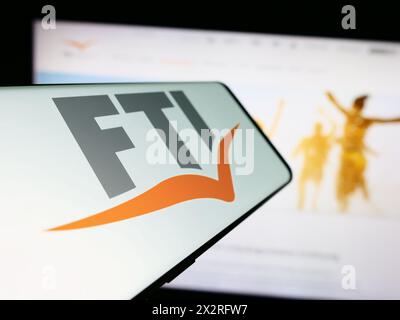 Smartphone con logo della società di viaggi tedesca FTI Touristik GmbH davanti al sito Web aziendale. Mettere a fuoco la parte centrale sinistra del display del telefono. Foto Stock