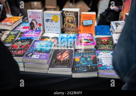 Libri sul Paseo Independencia durante la celebrazione del giorno di San Giorgio (San Jorge) a Saragozza, Aragona, Spagna Foto Stock