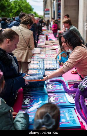 Libri sul Paseo Independencia durante la celebrazione del giorno di San Giorgio (San Jorge) a Saragozza, Aragona, Spagna Foto Stock