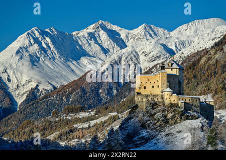 Castello di Tarasp vicino alle Alpi Silvretta innevate, Tarasp, bassa Engadina, Engadina, Grigioni, Svizzera Foto Stock