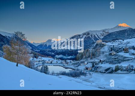Castello e lago vicino alle Alpi Silvretta all'alba, bassa Engadina, Engadina, Grigioni, Svizzera Foto Stock