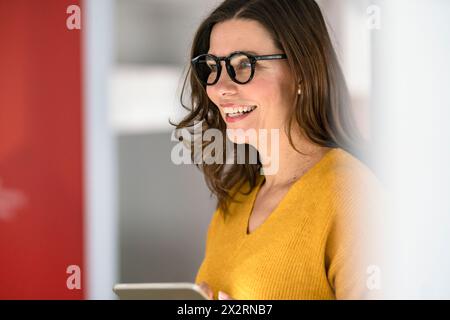 donna d'affari matura e felice in occhiali da vista all'ufficio creativo Foto Stock