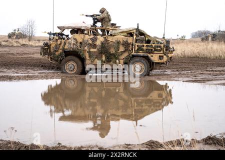 Gniew, Polonia. 1° marzo 2024. Soldati britannici assegnati alla 7th Light Mechanized Brigade Combat Team pattuglia in un veicolo corazzato Jackal durante l'esercitazione militare polacca Dragon-24, il 1 marzo 2024, a Gniew, in Polonia. L'esercitazione su larga scala ha comportato lo spostamento di armature da 8 paesi della NATO attraverso la campagna polacca durante le condizioni invernali. Credito: SFC Kyle Larsen/US Army Photo/Alamy Live News Foto Stock