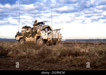 Drawsko Pomorskie, Polonia. 24 febbraio 2024. Soldati britannici assegnati alla 7th Light Mechanized Brigade Combat Team pattuglia in un veicolo corazzato Jackal durante l'esercitazione militare polacca Dragon-24, il 24 febbraio 2024, a Drawsko Pomorskie, in Polonia. L'esercitazione su larga scala ha comportato lo spostamento di armature da 8 paesi della NATO attraverso la campagna polacca durante le condizioni invernali. Credito: SFC Kyle Larsen/US Army Photo/Alamy Live News Foto Stock