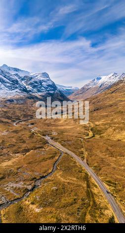Regno Unito, Scozia, Ballachulish, veduta aerea della strada A82 che attraversa Glencoe Foto Stock