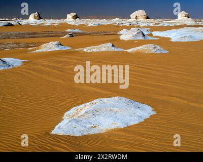 Formazioni rocciose calcaree bianche sulla sabbia nel deserto del Sahara al tramonto, Egitto Foto Stock