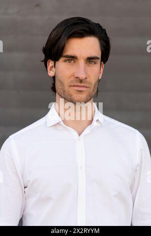 Fiducioso giovane imprenditore in maglia bianca Foto Stock