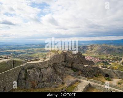 Vista aerea del castello nella città di Monsanto in Portogallo. Idanha-a-Nova, Castelo Branco, Portogallo Foto Stock