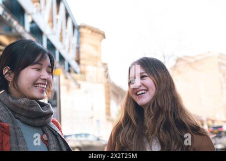 Sorelle felici che si divertono per strada Foto Stock